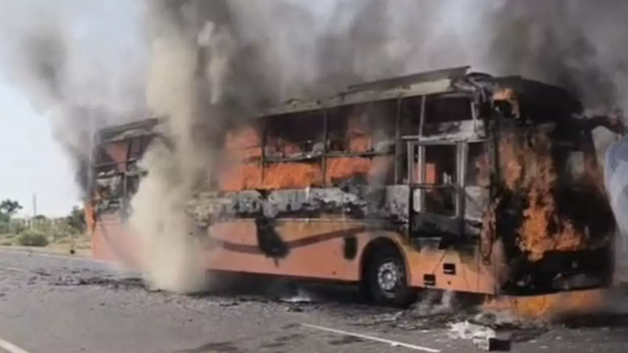 जैसलमेर में चलती BUS बनी आग का गोला! खिड़की से कूदकर यात्रियों ने बचाई जान, अब तक 15 लोगों के मौत की खबर- CM ने जताया दुख