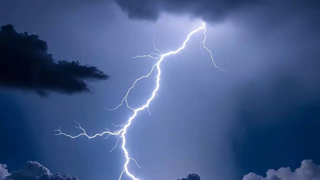 आसमान का कहर! छत्तीसगढ़ में गिरी बिजली, 8 लोगों की मौत