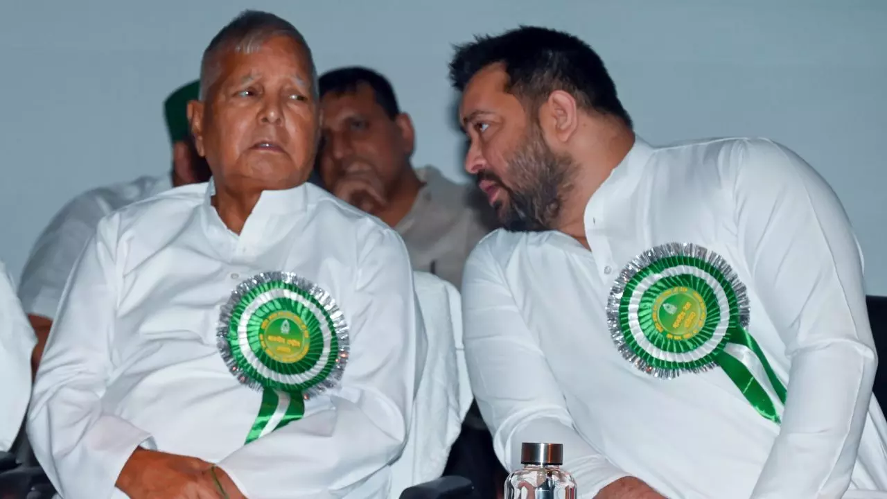 राजद में आखिर चल क्या रहा है? पहले लालू यादव ने दिए सिंबल, फिर तेजस्वी ने छीन लिए- पढ़िए Inside Story राजद में आखिर चल क्या रहा है? पहले लालू यादव ने दिए सिंबल, फिर तेजस्वी ने छीन लिए- पढ़िए Inside Story