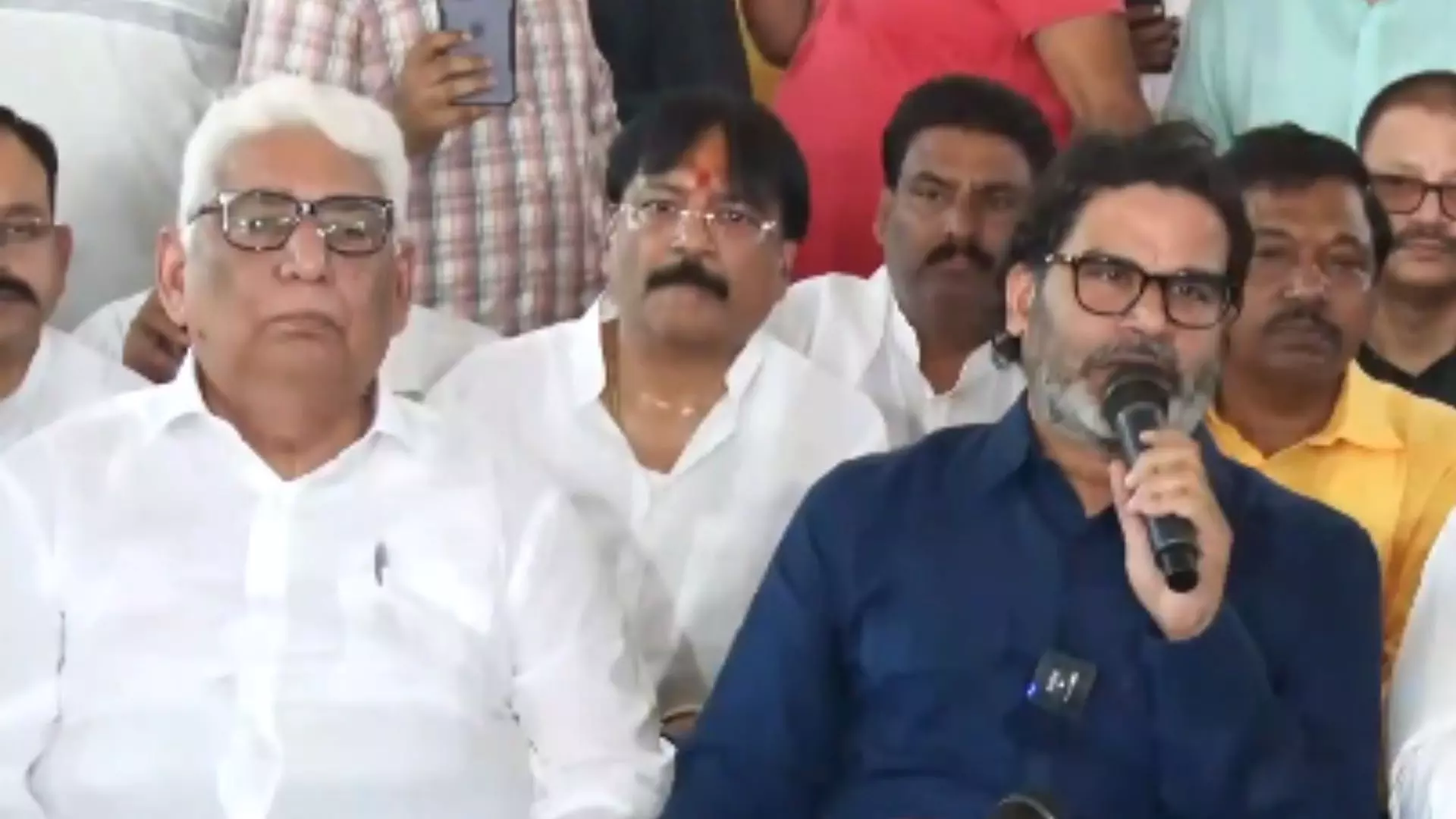PK के तुरूप का इक्का बनेंगे वकील अभय कांत झा! जन सुराज ने भागलपुर से दिया टिकट; दंगे के 800 से ज्यादा पीड़ितों को दिलाया है न्याय PK के तुरूप का इक्का बनेंगे वकील अभय कांत झा! जन सुराज ने भागलपुर से दिया टिकट; दंगे के 800 से ज्यादा पीड़ितों को दिलाया है न्याय