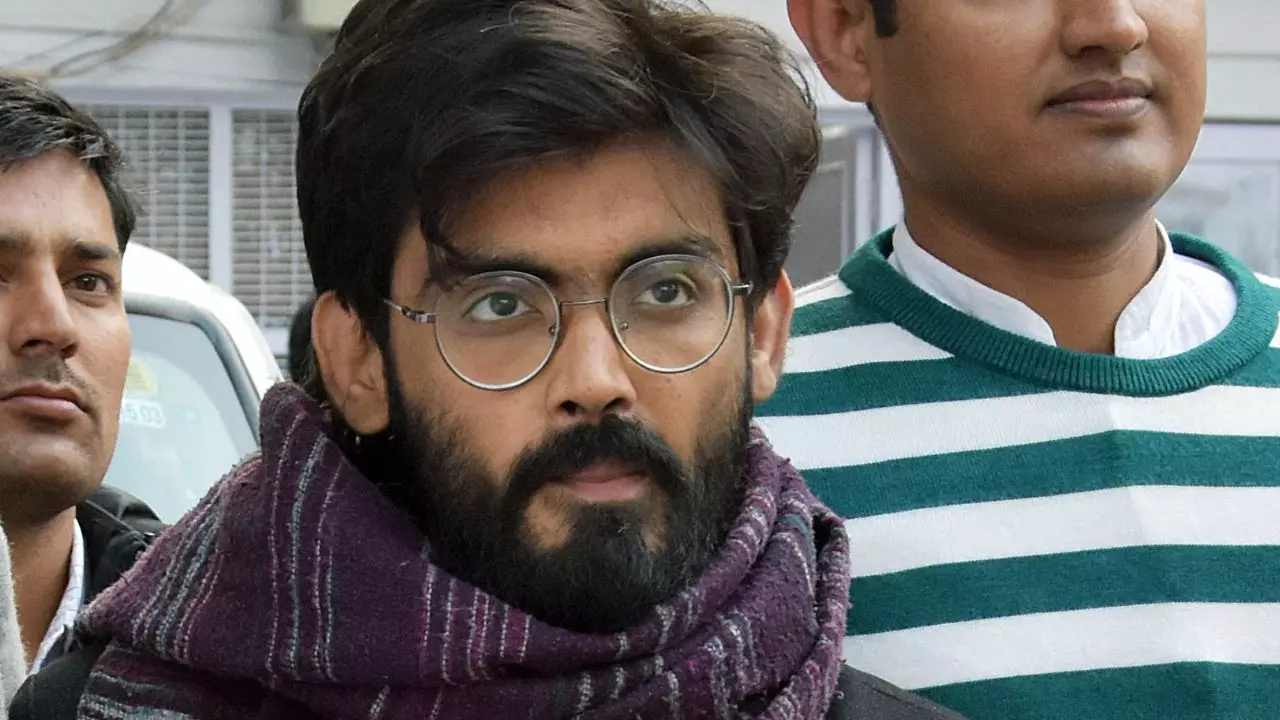 बेल लेने का नया हथकंडा या कुछ और... शरजील इमाम लड़ने जा रहे बहादुरगंज से चुनाव, सीमांचल में बदलेगा मुस्लिम पॉलिटिकल इक्वेशन? बेल लेने का नया हथकंडा या कुछ और... शरजील इमाम लड़ने जा रहे बहादुरगंज से चुनाव, सीमांचल में बदलेगा मुस्लिम पॉलिटिकल इक्वेशन?