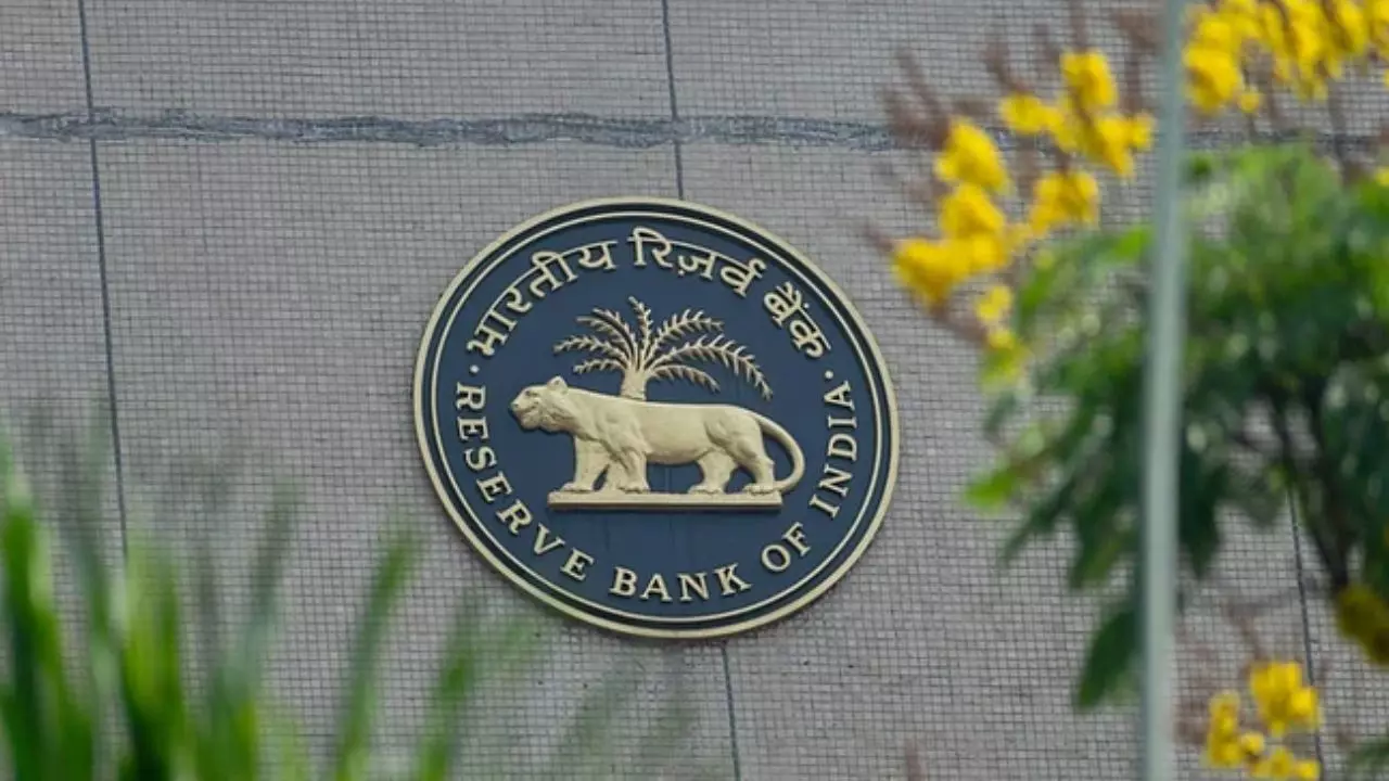 देश में बंद हो रहे हैं ATM! RBI के आंकड़ों से हुआ खुलासा, बताई इसके पीछे की वजह