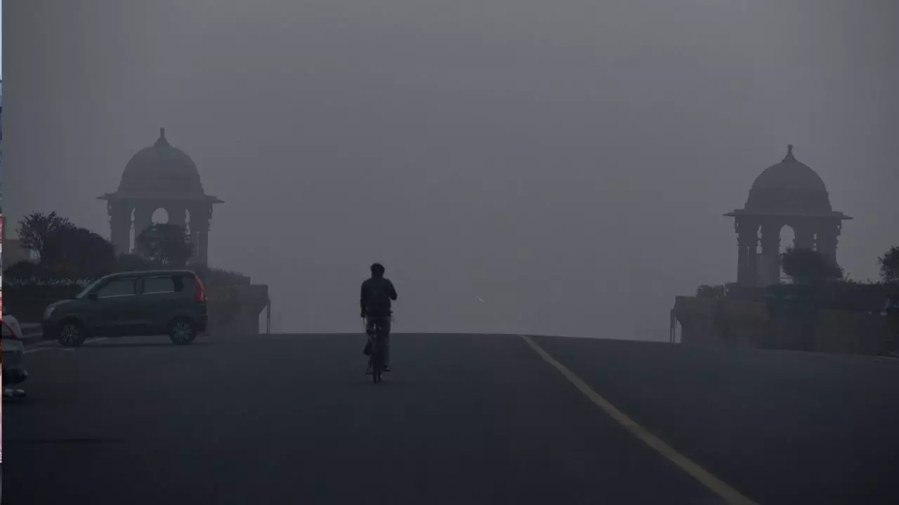 दिल्ली-NCR में बंद हुए AC-कूलर! सुबह हल्की धुंध और शाम को होने लगा गुलाबी ठंड का एहसास, पढ़िए आज का अपडेट