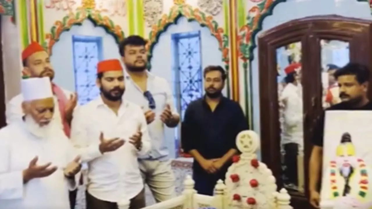 अल्लाह उन्हें जल्दी ठीक करे... प्रेमानंद महाराज की सलामती के लिए मुस्लिम युवकों ने दरगाह में चढ़ाई चादर