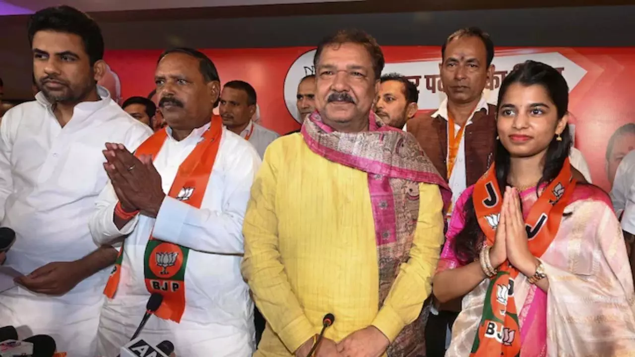 भाजपा ने जारी की 12 उम्मीदवारों की दूसरी लिस्ट, मैथिली ठाकुर को अलीनगर से टिकट, पूर्व IPS आनंद मिश्रा को बक्सर से मौका