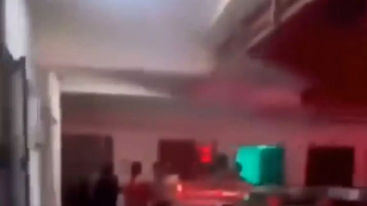 लाउड म्यूजिक और अश्लील डांस... देहरादून के मेडिकल कॉलेज में छात्रों ने मचाया हुड़दंग, मना करने पर पुलिस से ही भिड़े | Video लाउड म्यूजिक और अश्लील डांस... देहरादून के मेडिकल कॉलेज में छात्रों ने मचाया हुड़दंग, मना करने पर पुलिस से ही भिड़े | Video