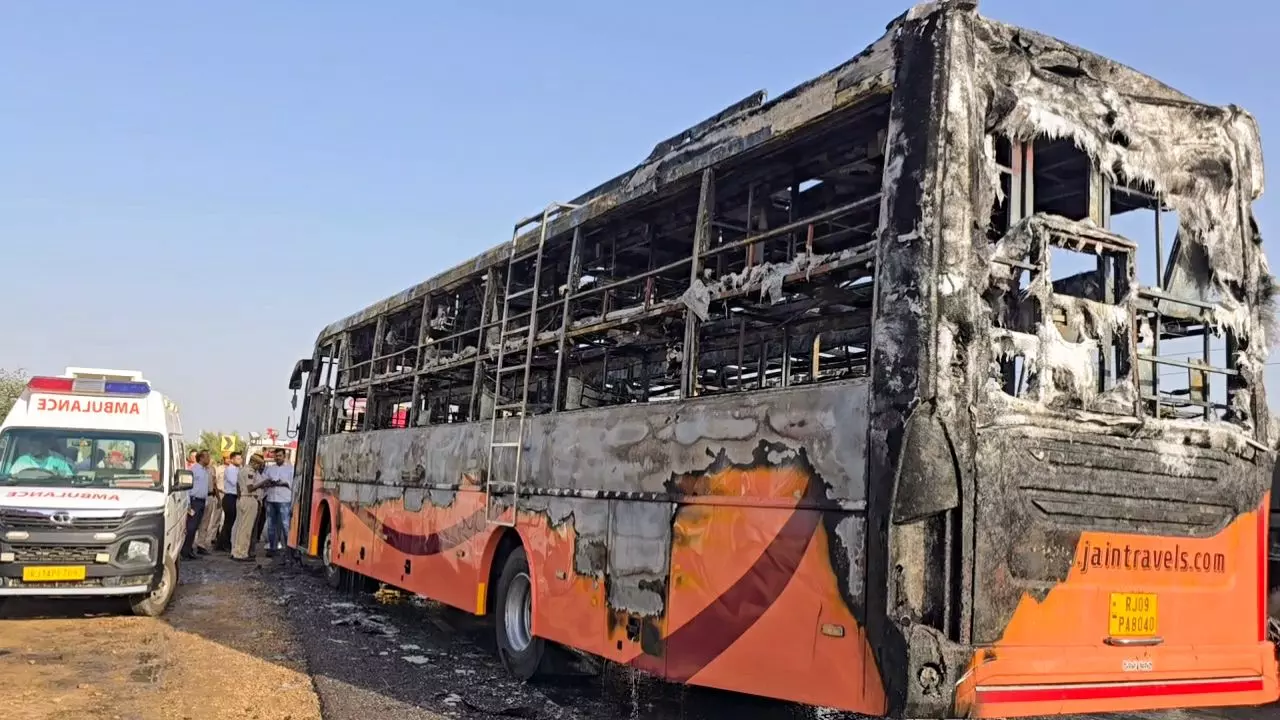 मातम में बदली दिवाली की खुशियां, बेटे के इंतजार में पथरा गई बूढ़ी मां की आंखें; जैसलमेर बस हादसे के पीड़ितों की आपबीती मातम में बदली दिवाली की खुशियां, बेटे के इंतजार में पथरा गई बूढ़ी मां की आंखें; जैसलमेर बस हादसे के पीड़ितों की आपबीती
