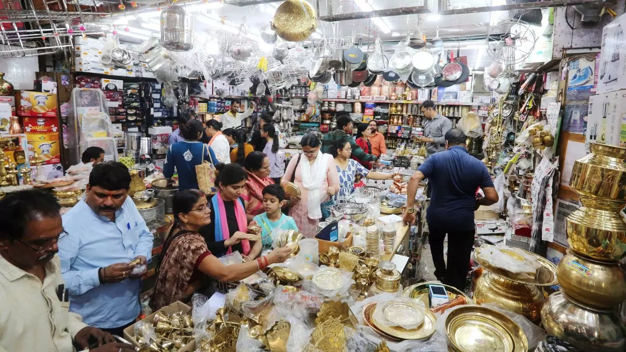 धनतेरस पर क्यों खरीदते हैं बर्तन, कौन हैं भगवान धन्वंतरि और इस दिन क्यों होती है इनकी पूजा?