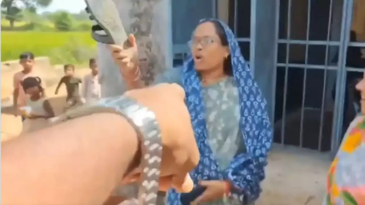 खेलते बच्चों पर सवाल पूछना पड़ा भारी! सरकारी स्कूल में महिला टीचर ने पत्रकार को चप्पल से मारा, VIRAL वीडियो देख भड़के लोग