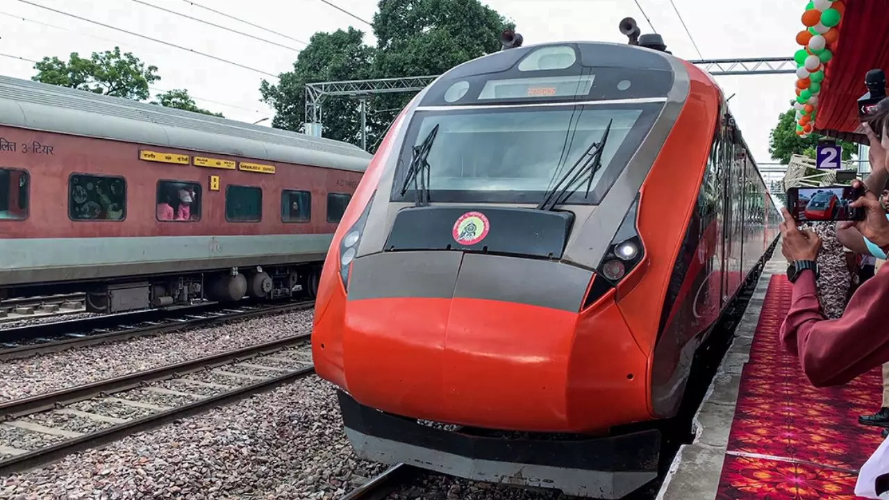 Vande Bharat: आ गई नई वंदे भारत स्लीपर ट्रेन, आम आदमी के लिए भी होगी यात्रा आसान
