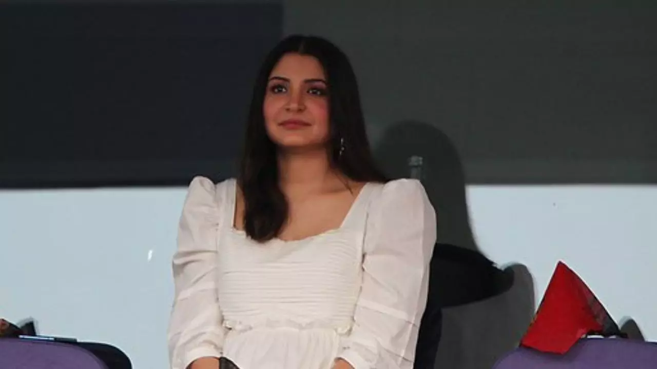 पति और बच्चों के बिना लंदन से वापस  मुंबई आईं Anushka Sharma, ब्लैक आउटफिट में वायरल हुआ एयरपोर्ट लुक