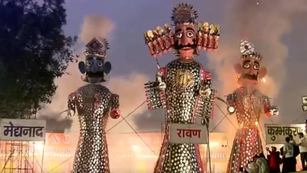 Dussehra 2025: इस शुभ मुहूर्त में दहन करें रावण, जानें विजयादशमी से जुड़ी मान्यताएं