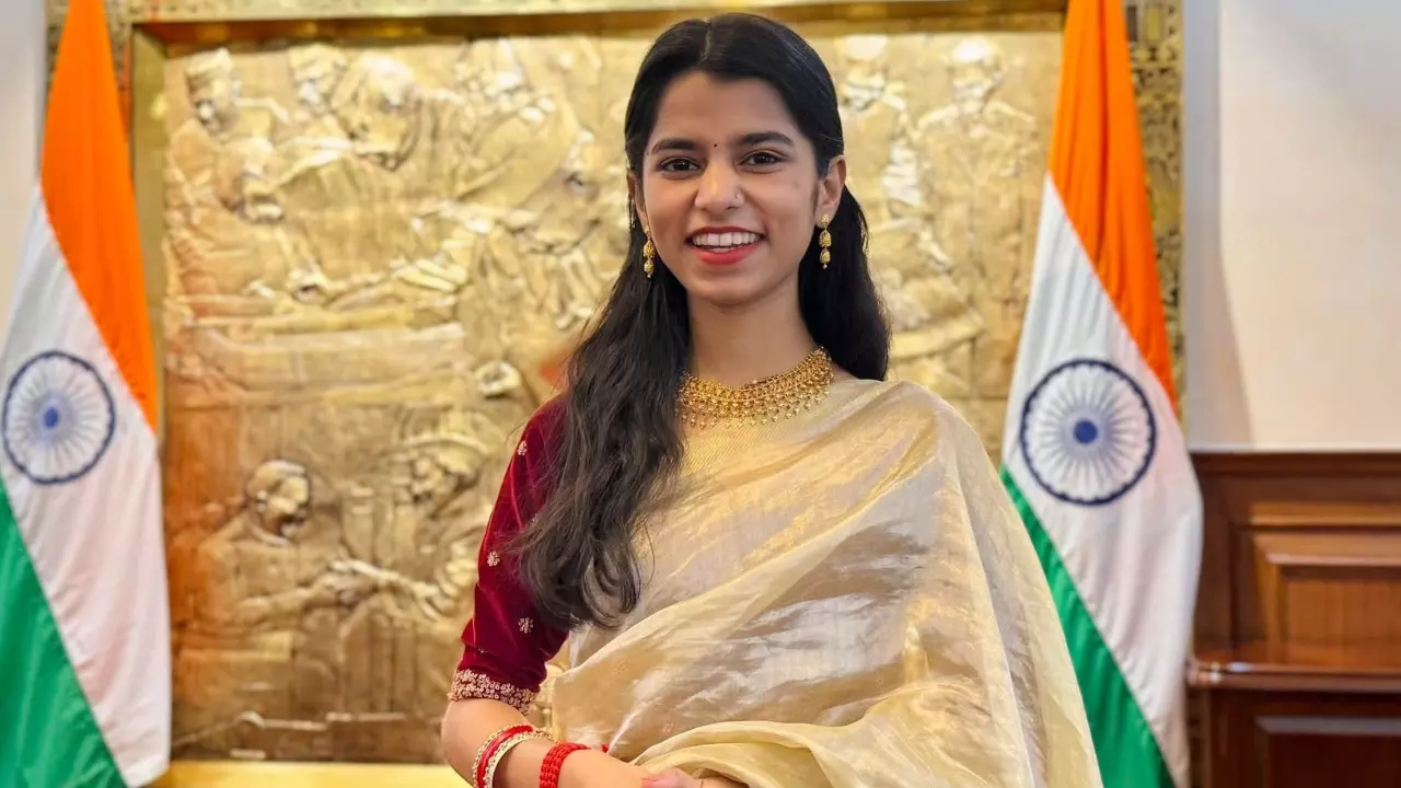 अब्दुल के गढ़ में BJP की नई चाल, मैथिली ठाकुर को मिला अलीनगर में कमल खिलाने का मिशन, जानें सियासी गणित अब्दुल के गढ़ में BJP की नई चाल, मैथिली ठाकुर को मिला अलीनगर में कमल खिलाने का मिशन, जानें सियासी गणित