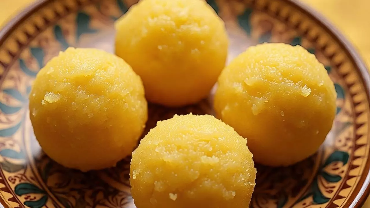 एकदम गोल और स्वादिष्ट बनेंगे बेसन के लड्डू, बस इन बातों का रखें ध्यान