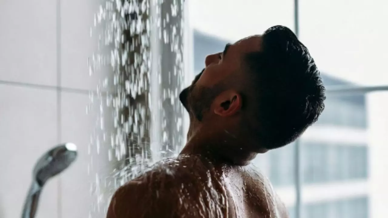 ठंडे-ठंडे पानी से क्यों नहाना चाहिए, इन फायदों को नहीं जानते होंगे आप