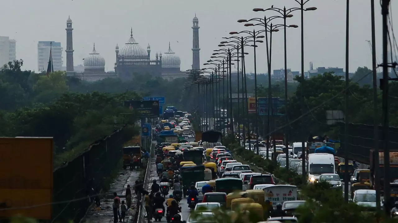 दिल्ली-एनसीआर में सर्दी की दस्तक के साथ बढ़ा प्रदूषण, AQI ‘Poor’ श्रेणी में दर्ज; यूपी-बिहार में बढ़ी ठंड