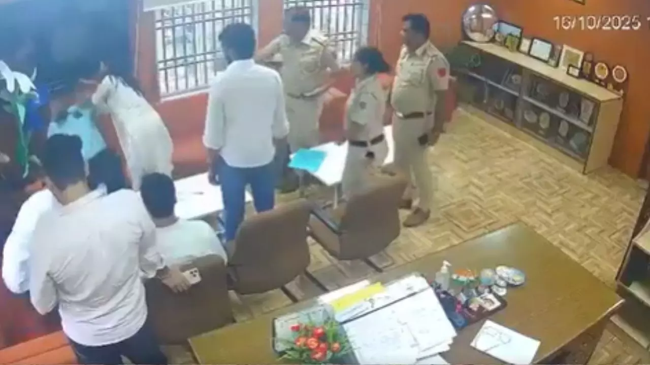 DUSU जॉइंट सेक्रेटरी दीपिका झा ने प्रोफेसर को मारा थप्पड़, VIDEO वायरल- यूजर्स बोले - गुरू का आदर?