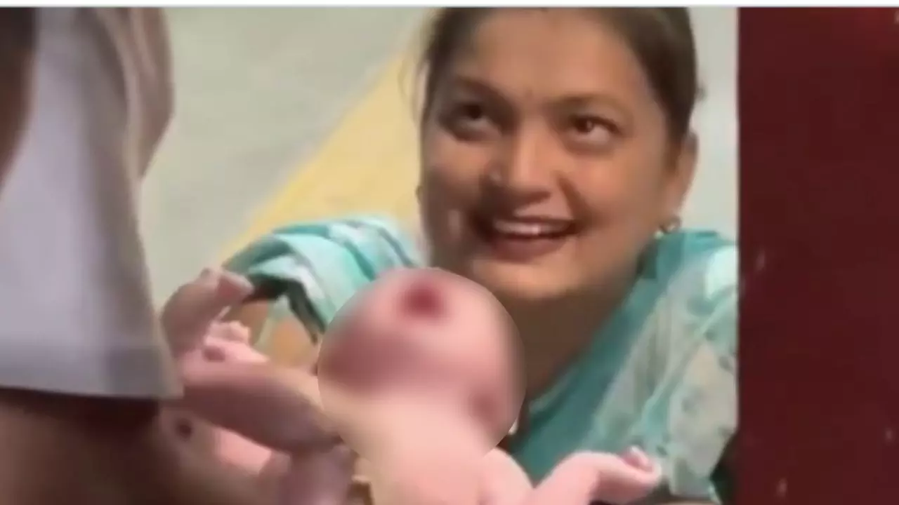 रियल लाइफ रैंचो... 3 Idiots फिल्म का सीन हुआ सच, मुंबई लोकल में वीडियो कॉल पर युवक ने करवाई डिलीवरी, VIDEO वायरल