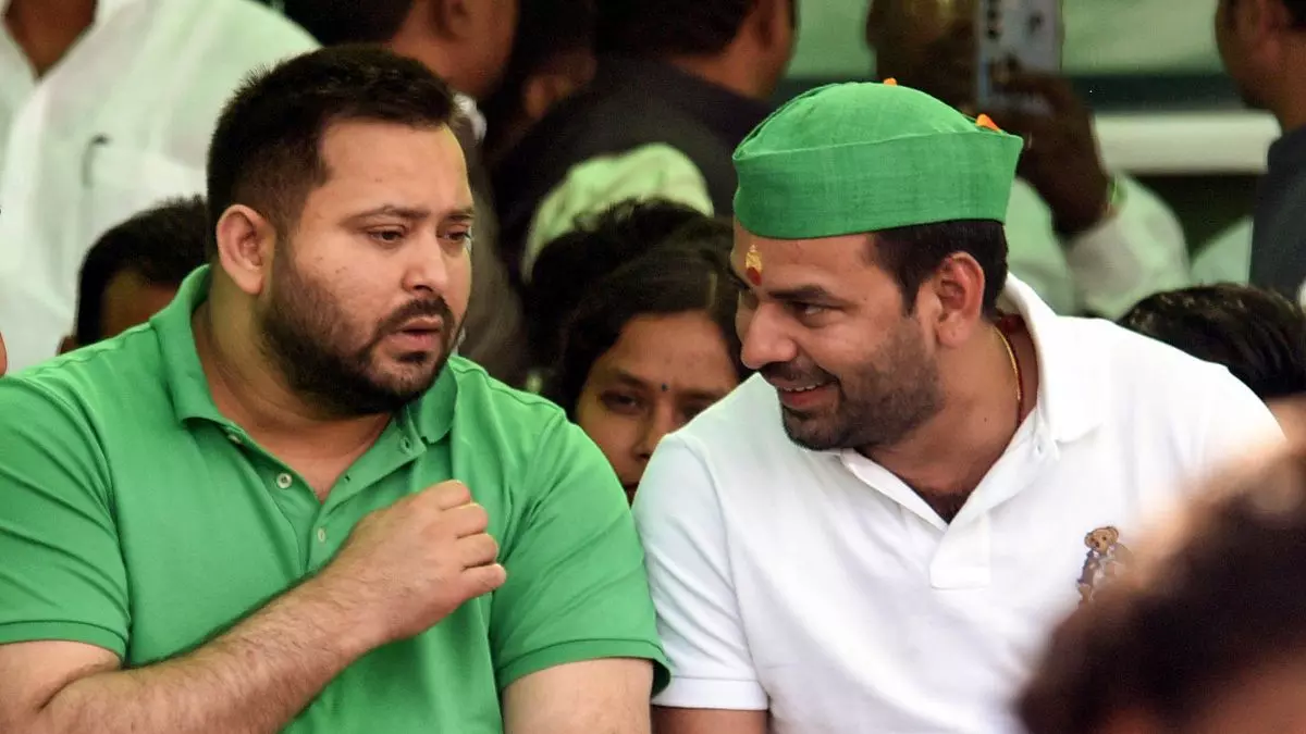 नकदी और पढ़ाई में Tejashwi Yadav से आगे हैं Tej Pratap, किस पर दर्ज हैं कितने मुकदमे? जानें दोनों के पास कितनी दौलत नकदी और पढ़ाई में Tejashwi Yadav से आगे हैं Tej Pratap, किस पर दर्ज हैं कितने मुकदमे? जानें दोनों के पास कितनी दौलत
