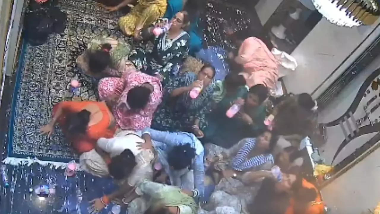 ब्लैकमेल कर किया रेप... FIR में किन्नरों के जहर पीने की वजह आई सामने; मामले में एक गिरफ्तार, 3 आरोपियों पर एफआईआर ब्लैकमेल कर किया रेप... FIR में किन्नरों के जहर पीने की वजह आई सामने; मामले में एक गिरफ्तार, 3 आरोपियों पर एफआईआर