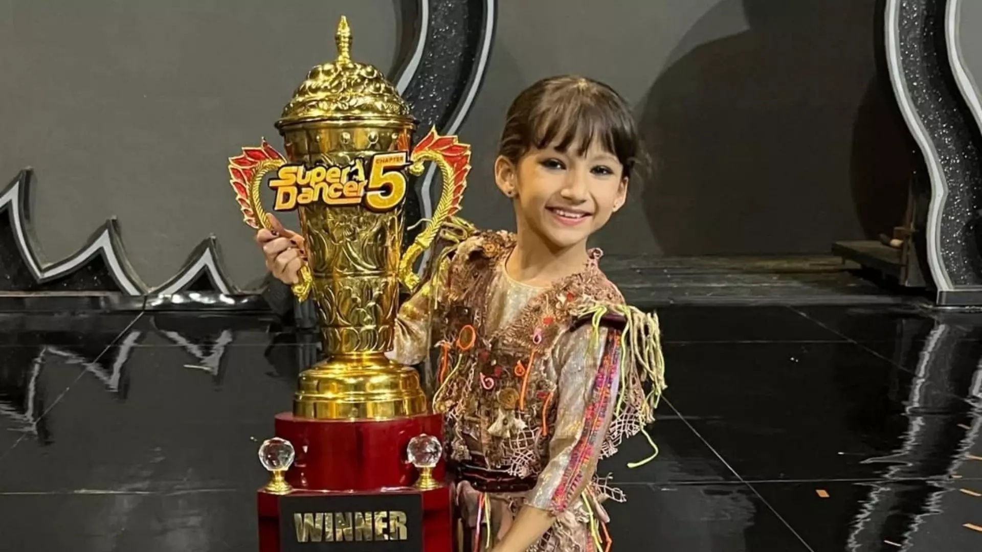Super Dancer 5 की विनर Aadhyashree Upadhyay ने Zubeen Garg को समर्पित की ट्रॉफी Super Dancer 5 की विनर Aadhyashree Upadhyay ने Zubeen Garg को समर्पित की ट्रॉफी