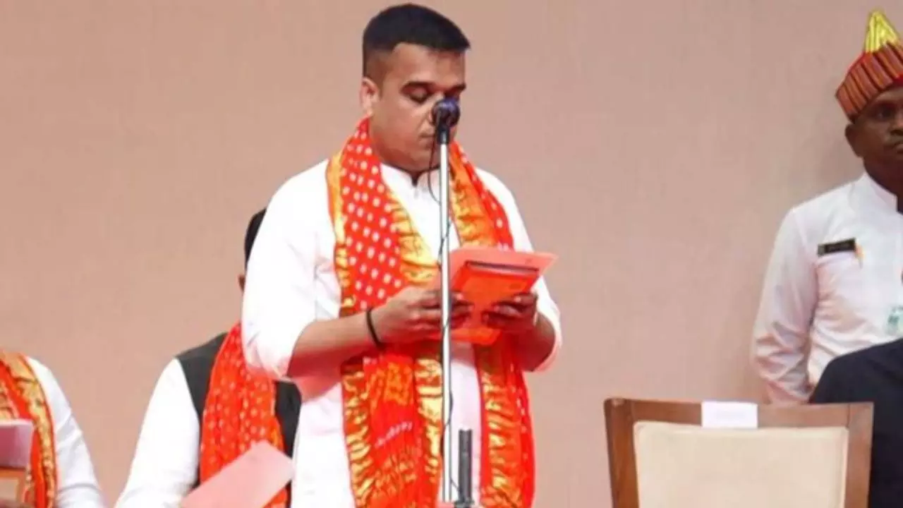 पहले गृह मंत्री और अब 40 साल की उम्र में बने गुजरात के डिप्टी सीएम, कौन हैं Harsh Sanghavi, मोदी-अमित शाह के हैं करीबी पहले गृह मंत्री और अब 40 साल की उम्र में बने गुजरात के डिप्टी सीएम, कौन हैं Harsh Sanghavi, मोदी-अमित शाह के हैं करीबी