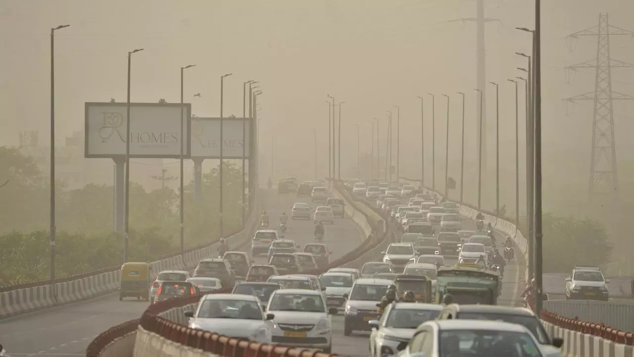 धनतेरस के दिन दिल्ली-NCR में सांस लेना हुआ मुश्किल, आनंद विहार में AQI 390 पार; यूपी-बिहार में तापमान गिरा