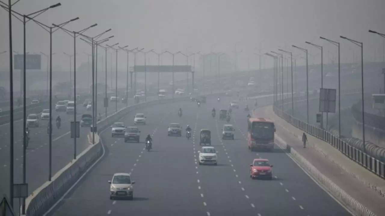 AQI 390 पार... सांस लेने में तकलीफ, हर साल दिवाली से पहले क्यों ख़राब होने लगती है दिल्ली की हवा? AQI 390 पार... सांस लेने में तकलीफ, हर साल दिवाली से पहले क्यों ख़राब होने लगती है दिल्ली की हवा?