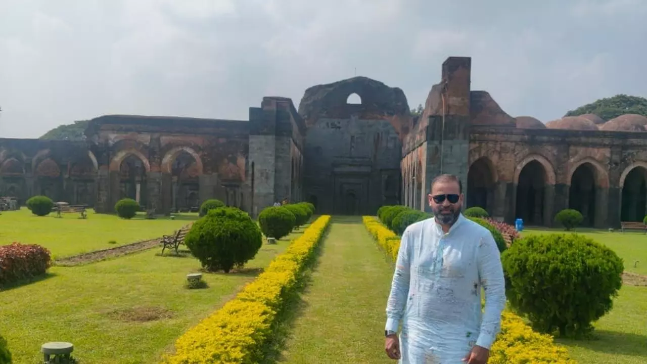 अदीना मस्जिद या आदिनाथ मंदिर! यूसुफ पठान के पोस्ट से मचा सियासी तूफान, बीजेपी इसे क्यों बता रही शिव मंदिर? अदीना मस्जिद या आदिनाथ मंदिर! यूसुफ पठान के पोस्ट से मचा सियासी तूफान, बीजेपी इसे क्यों बता रही शिव मंदिर?