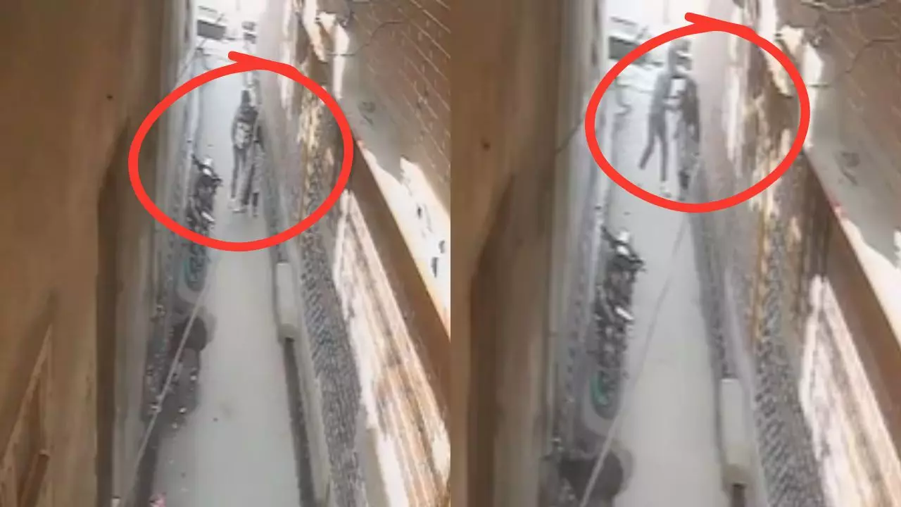 बिजनौर की गली में युवती को पकड़कर जबरन किया Kiss, CCTV फुटेज शेयर कर कांग्रेस बोली- यही है बाबा जी का कथित रामराज्य बिजनौर की गली में युवती को पकड़कर जबरन किया Kiss, CCTV फुटेज शेयर कर कांग्रेस बोली- यही है बाबा जी का कथित रामराज्य
