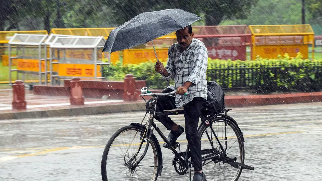 दिल्ली-एनसीआर में बारिश ने बदला मौसम का मिजाज, चमोली में बादल फटने से हुई तबाही, जानें अन्य राज्यों  का हाल