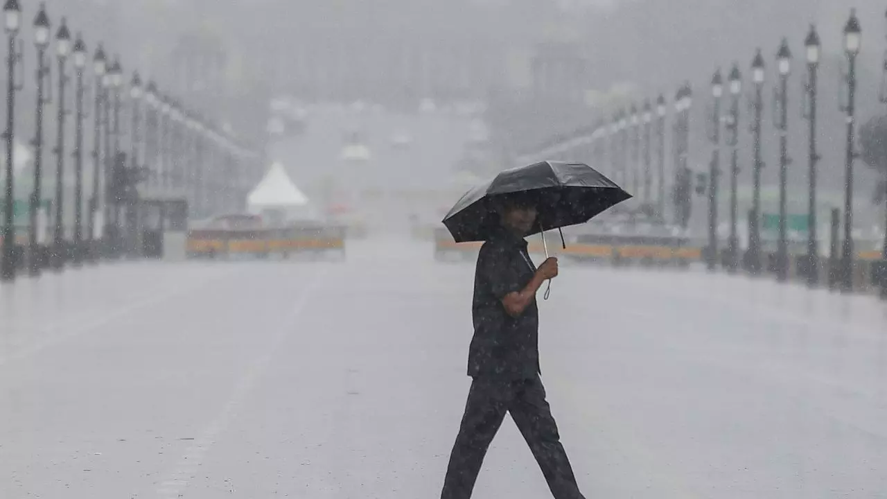 दिल्ली में बादलों की आवाजाही, यूपी में होगी बारिश, उत्तराखंड में टूटा 100 साल का रिकॉर्ड; जानें अन्य राज्यों का हाल