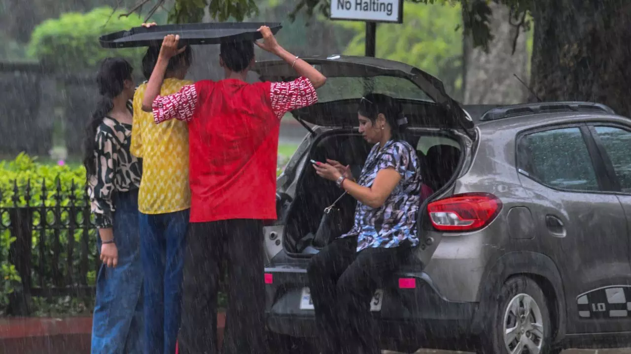 दिल्ली-एनसीआर और यूपी में लगातार बढ़ रही उमस, उत्तराखंड में येलो अलर्ट जारी; जानें अन्य राज्यों का हाल