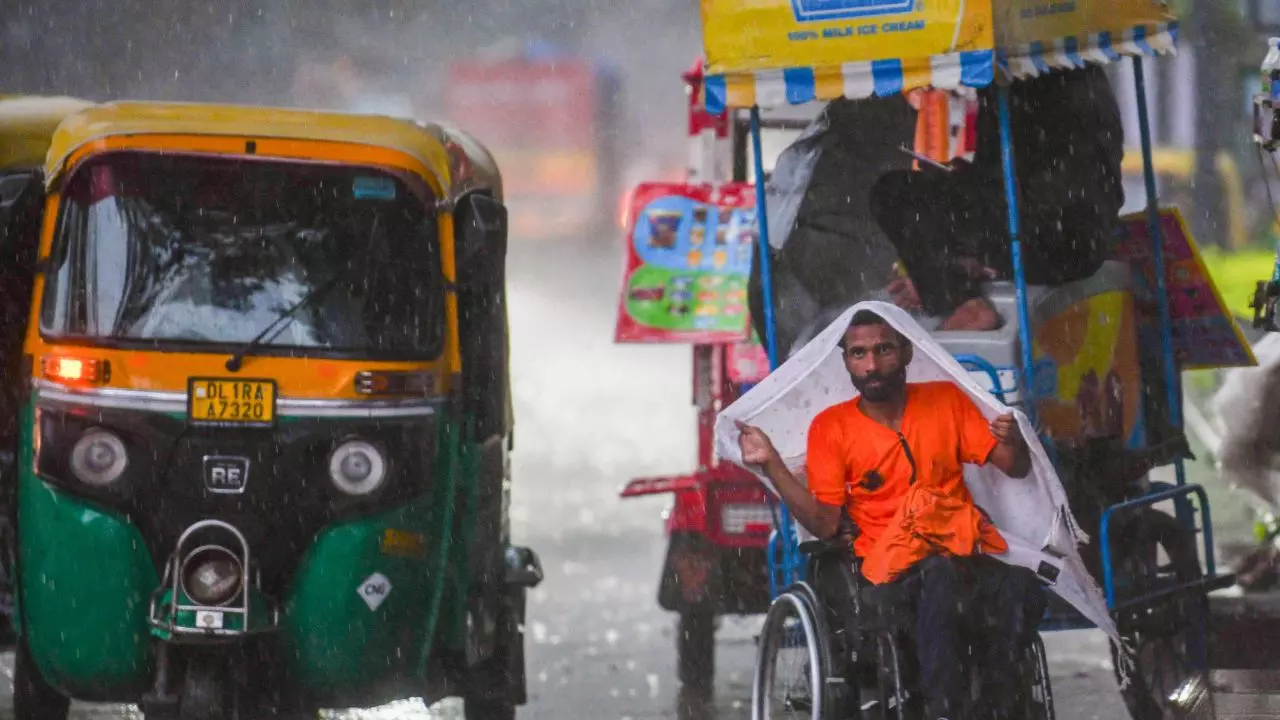 दिल्ली में येलो अलर्ट के साथ आज फिर बरसेंगे बादल, पहाड़ों पर बरसात बनी आफत; जानें क्या है अन्य राज्यों का हाल