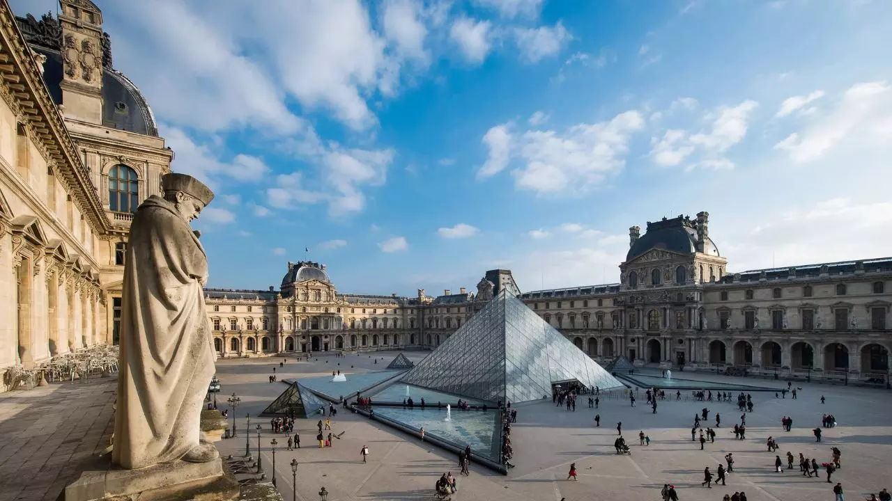 लूव्र म्यूजियम में डकैती से मचा हड़कंप! गहने लेकर चोर हुए फरार, दिनभर के लिए बंद हुआ संग्रहालय- Video आया सामने