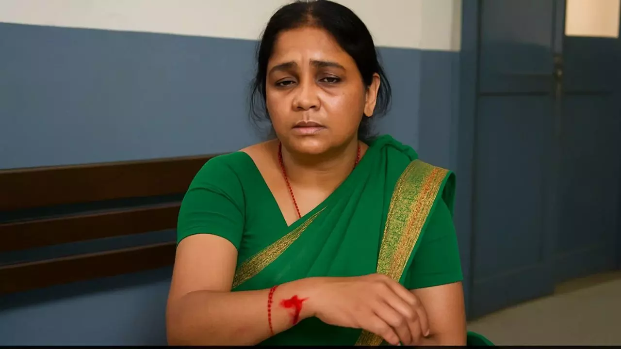 दो बच्चों की मां को हुआ 15 साल छोटे भतीजे से प्यार! प्रेम संबंध खत्म करने वाली बात पर महिला ने थाने के अंदर ही काटी कलाई