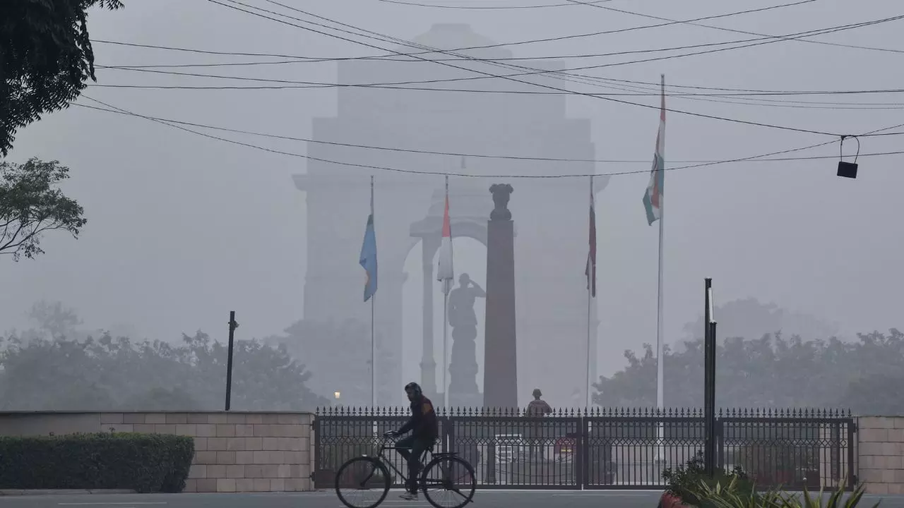 दिल्ली में बढ़ी गुलाबी ठंड, AQI हुआ खराब, धुंध ने बढ़ाई परेशानी, दक्षिण भारत में शुरू झमाझम बारिश दिल्ली में बढ़ी गुलाबी ठंड, AQI हुआ खराब, धुंध ने बढ़ाई परेशानी, दक्षिण भारत में शुरू झमाझम बारिश