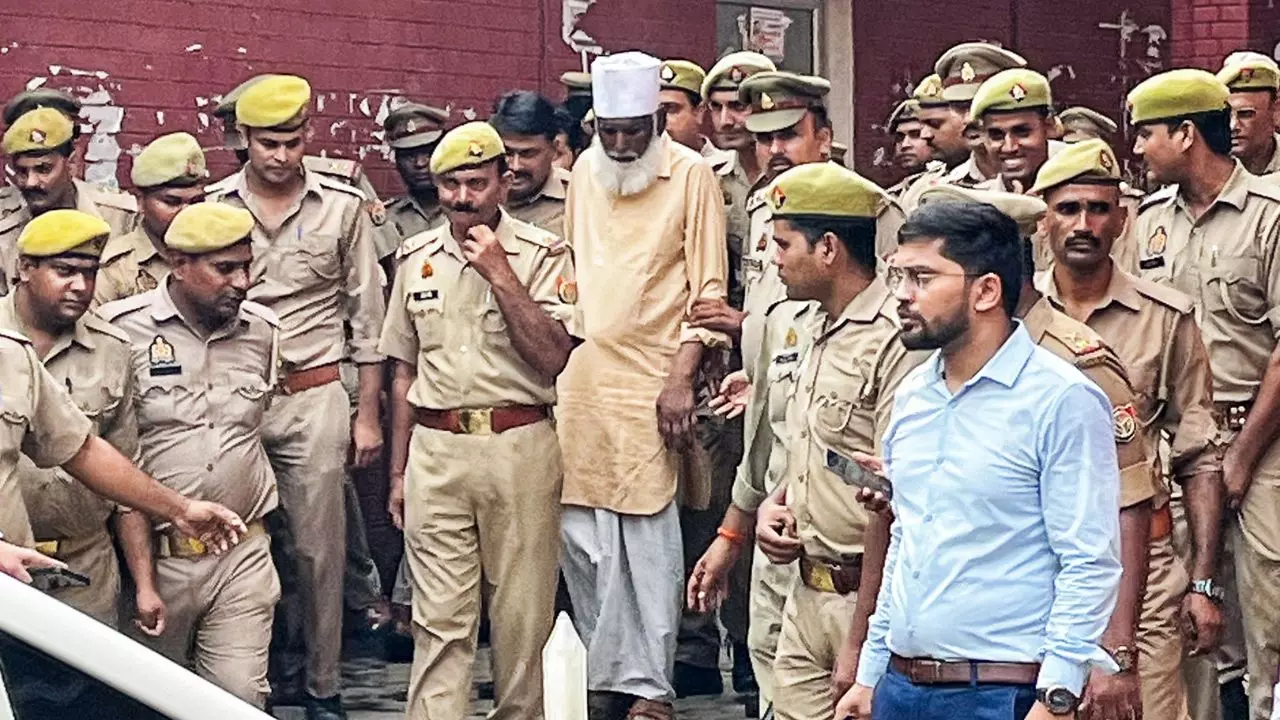 देवरिया में छांगुर बाबा जैसा कांड! मॉल और मार्ट का मालिक चला रहा धर्मांतरण का सिंडिकेट, लक्ष्मी को बनाया सलमा