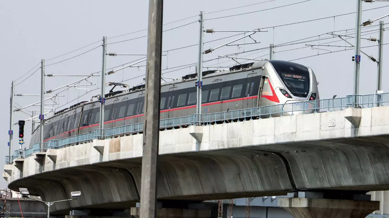 दिल्ली मेट्रो में सफर हुआ महंगा! 8 साल बाद बढ़ा इतना किराया, उठे सवाल- सुविधा कब बढ़ेगी?