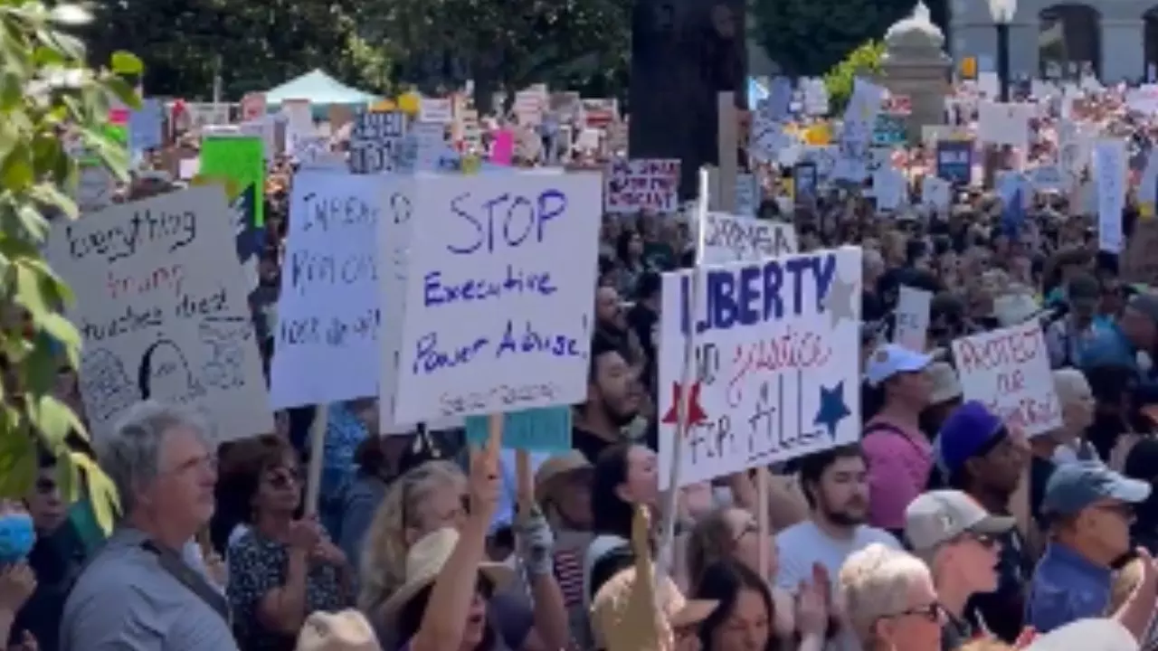 18 दिनों से ठप पड़ी सरकार, सड़कों पर उतरे 70 लाख लोग, जानें क्या है No Kings Protest, US में ट्रंप के खिलाफ सबसे बड़ा प्रदर्शन 18 दिनों से ठप पड़ी सरकार, सड़कों पर उतरे 70 लाख लोग, जानें क्या है No Kings Protest, US में ट्रंप के खिलाफ सबसे बड़ा प्रदर्शन