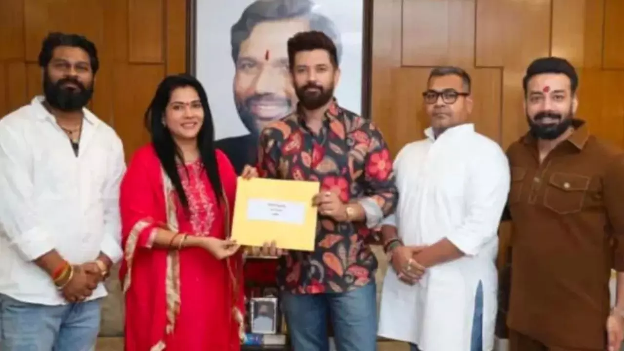 मुश्किल में चिराग! तकनीकी गलती ने बदल दिया राजनीतिक समीकरण, नामांकन रद्द होने के बाद क्या बहाल हो सकती है उम्मीदवारी? मुश्किल में चिराग! तकनीकी गलती ने बदल दिया राजनीतिक समीकरण, नामांकन रद्द होने के बाद क्या बहाल हो सकती है उम्मीदवारी?