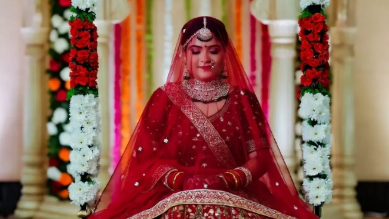 शादी के मंडप में फेरे के लिए बैठे भाई-बहन! जौनपुर सामूहिक विवाह की फोटो वायरल, सच जानकर दंग रहे गए लोग