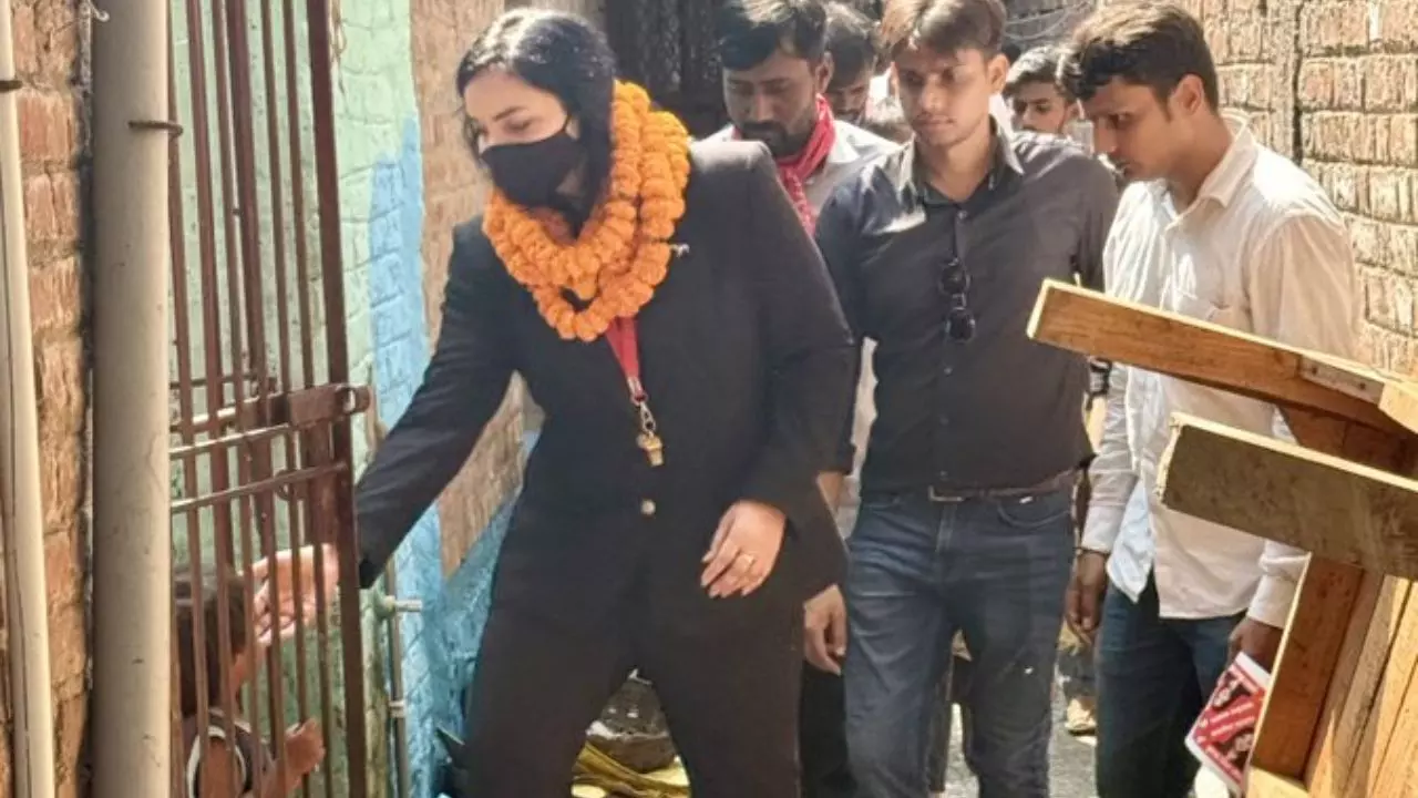 काले कपड़े और मास्क से छुपाती हैं चेहरा...बिहार की राजनीति में Pushpam Priya की एंट्री, जानें कौन काले कपड़े और मास्क से छुपाती हैं चेहरा...बिहार की राजनीति में Pushpam Priya की एंट्री, जानें कौन