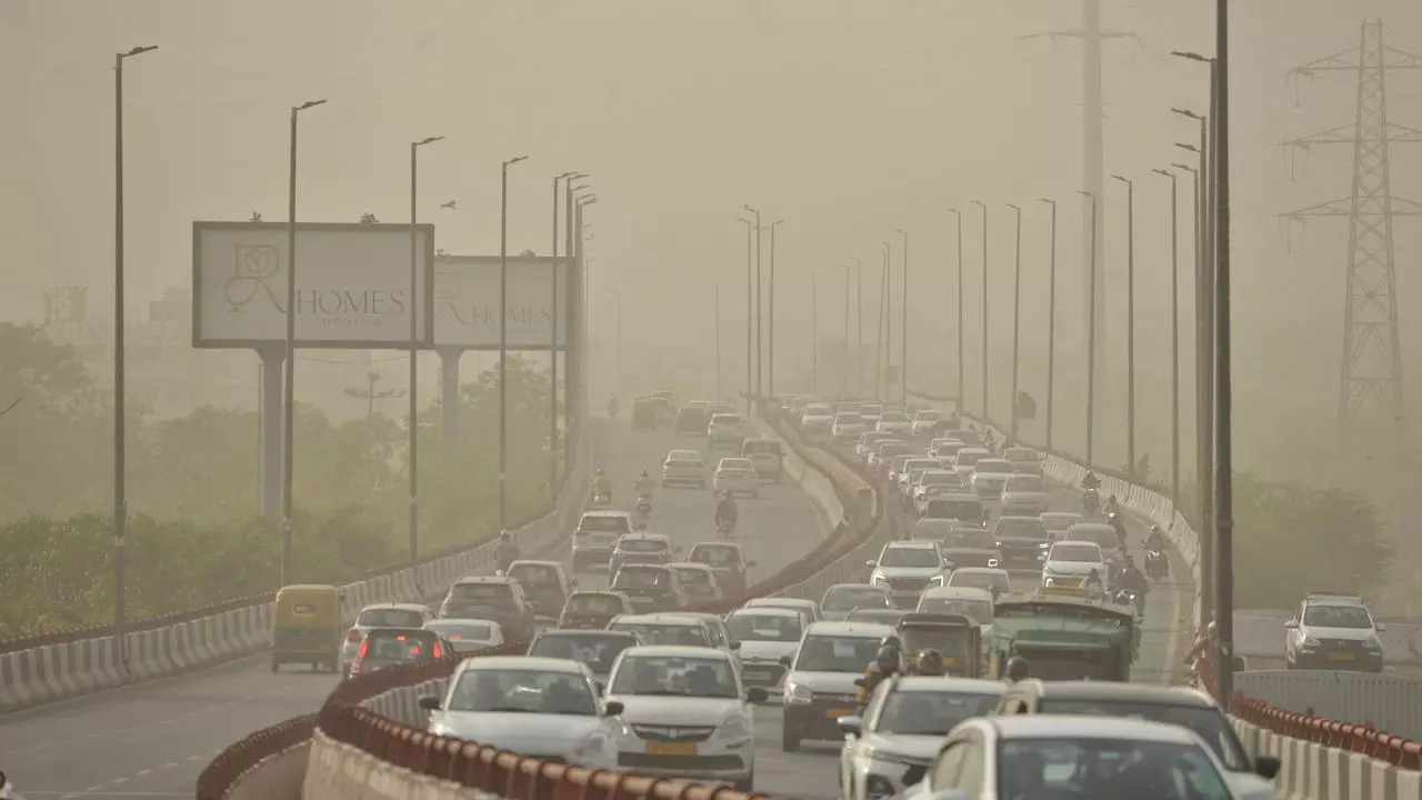 धुंध और प्रदूषण के बीच हुई दिवाली की सुबह, दिल्ली-NCR में AQI 417 दर्ज, जानें कैसा रहेगा आज का मौसम धुंध और प्रदूषण के बीच हुई दिवाली की सुबह, दिल्ली-NCR में AQI 417 दर्ज, जानें कैसा रहेगा आज का मौसम