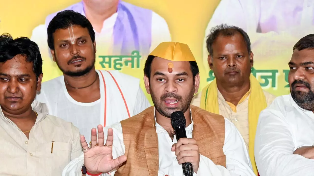 चुनाव से पहले मुसीबत में तेज प्रताप यादव! जानें किस गलती के कारण महुआ में दर्ज हुई FIR चुनाव से पहले मुसीबत में तेज प्रताप यादव! जानें किस गलती के कारण महुआ में दर्ज हुई FIR