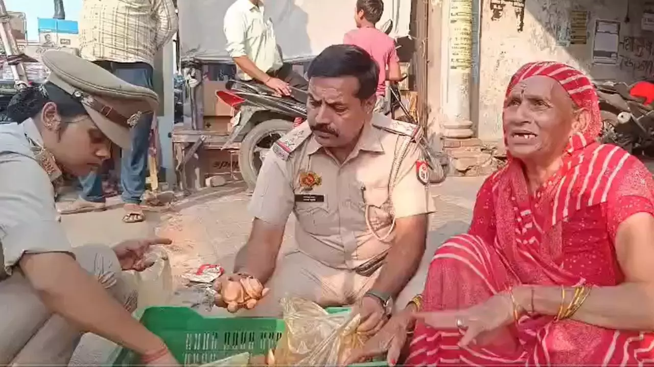 पुलिस ने बुजुर्ग महिला की खुशियों को बनाया खास, खरीदे सभी दीये; Viral Video देख यूजर्स बोले- रोशन कर दी दिवाली पुलिस ने बुजुर्ग महिला की खुशियों को बनाया खास, खरीदे सभी दीये; Viral Video देख यूजर्स बोले- रोशन कर दी दिवाली