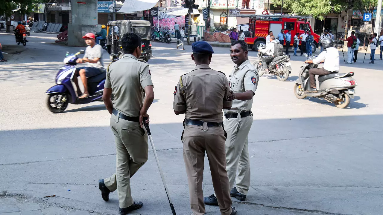 नागपुर हिंसा के दौरान शर्मनाक हरकत! ड्यूटी पर तैनात महिला पुलिस अफसर से भीड़ ने की छेड़छाड़