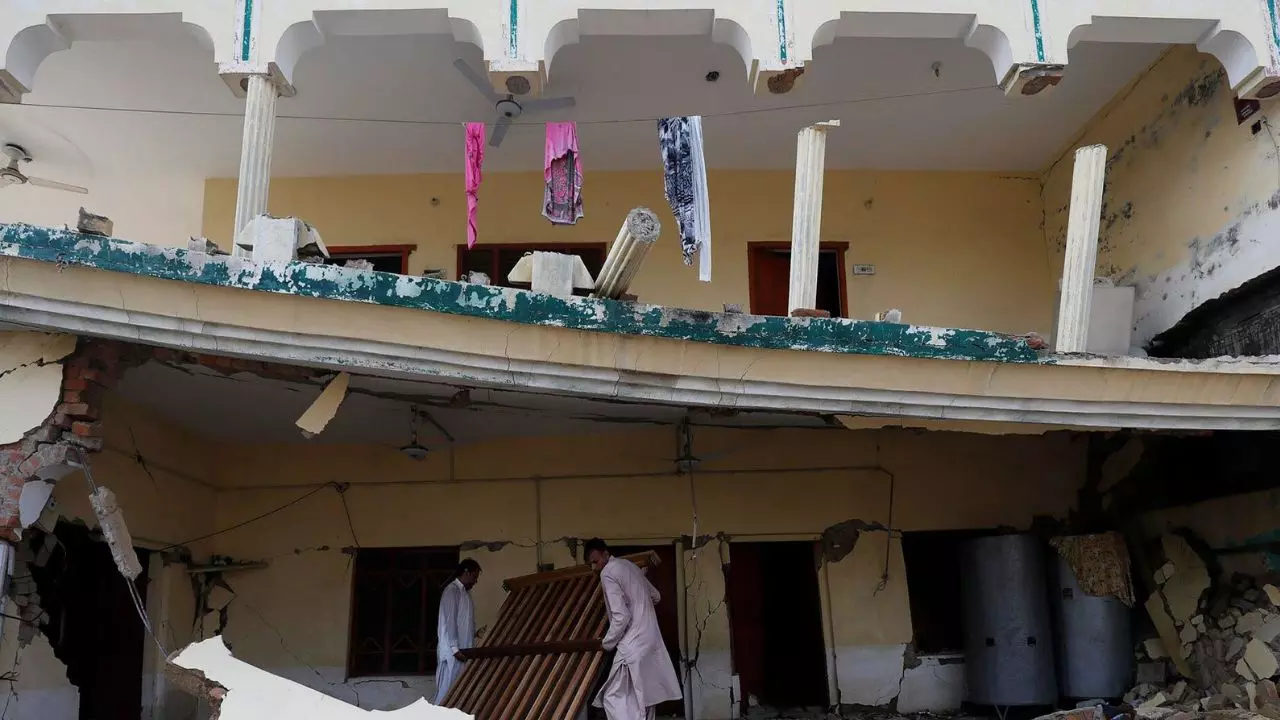 दिवाली के दिन पाकिस्तान में डोली धरती, कई घरों को हुआ नुकसान; जानें कितनी थी भूकंप की तीव्रता दिवाली के दिन पाकिस्तान में डोली धरती, कई घरों को हुआ नुकसान; जानें कितनी थी भूकंप की तीव्रता