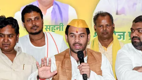 महुआ में स्टेडियम बनवाऊंगा, कराऊंगा भारत-पाक मैच... बोले तेज प्रताप यादव, छोटे भाई तेजस्वी को क्यों नहीं मानते जननायक? महुआ में स्टेडियम बनवाऊंगा, कराऊंगा भारत-पाक मैच... बोले तेज प्रताप यादव, छोटे भाई तेजस्वी को क्यों नहीं मानते जननायक?