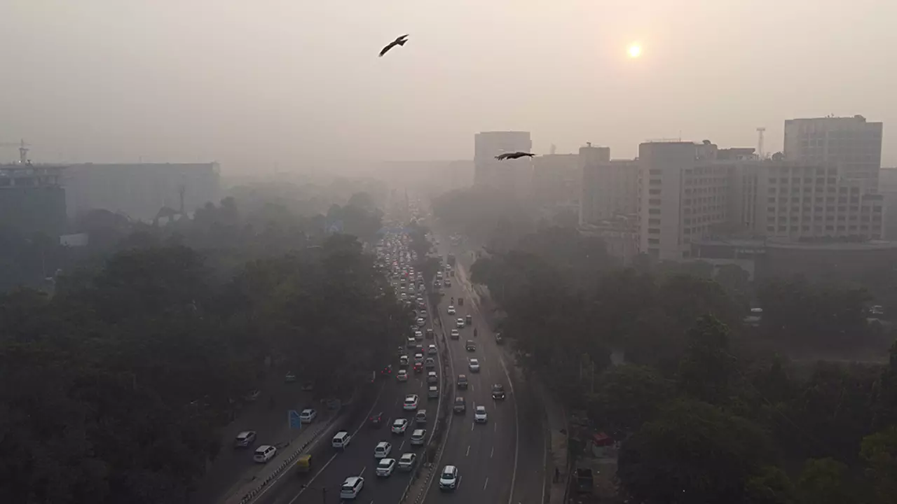 दिल्ली-NCR में दिवाली के बाद धुंध ही धुंध! राजधानी में AQI 900 के पार, सुबह और शाम को हल्की ठंड का एहसास